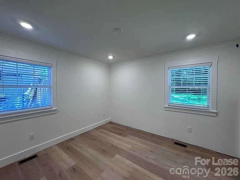 549 Manhasset Rd — Photo 12
