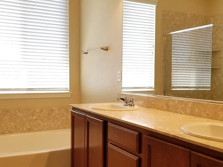 2160 Overland Park Dr — Photo 15