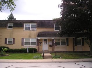 7515 Country Ln APT 2W, Darien, IL