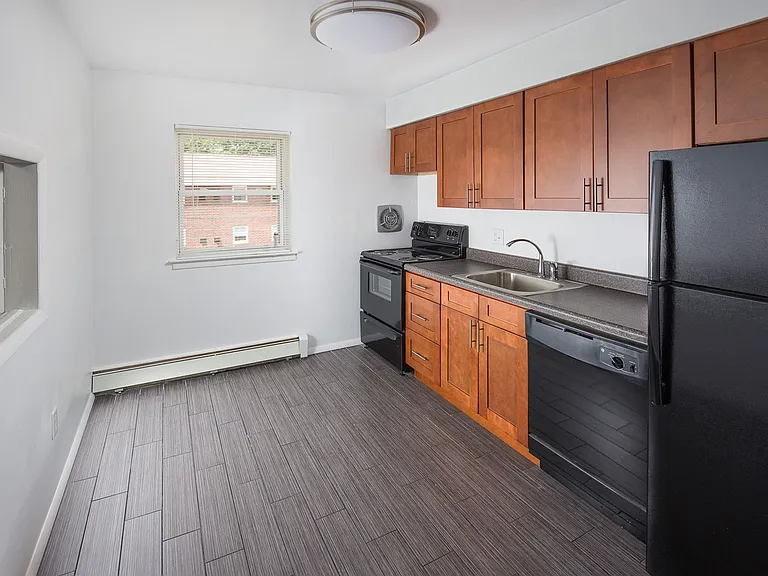 Stratford Apartments — Photo 6