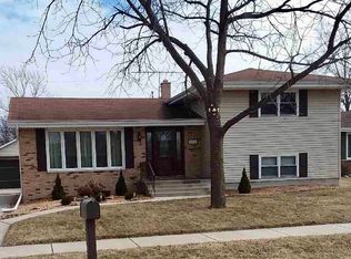 9331 Idlewild Dr, Highland, IN 46322