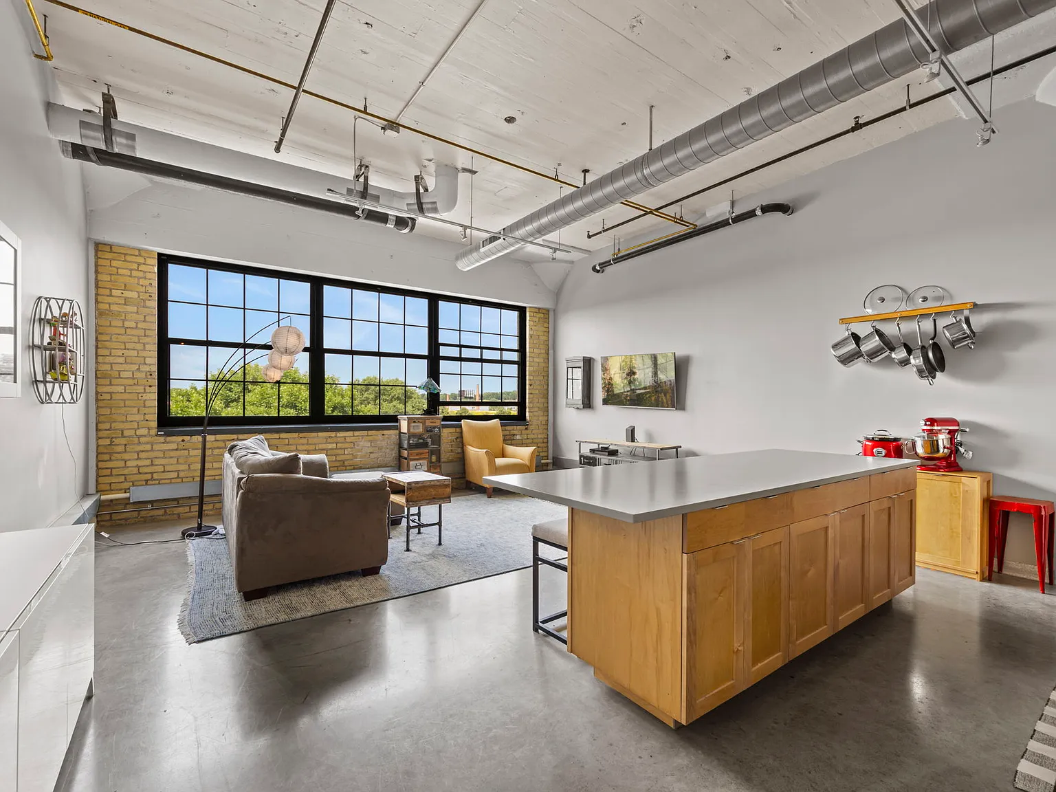 2 bed, 1045 sqft, $2,300 — Photo 1