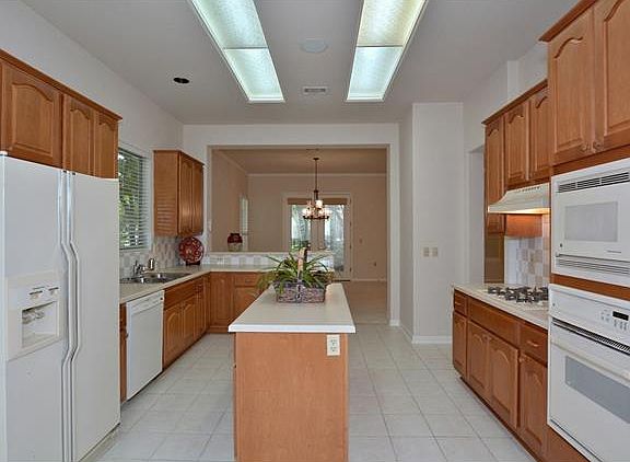 3rd image of 121 Hill Country Dr