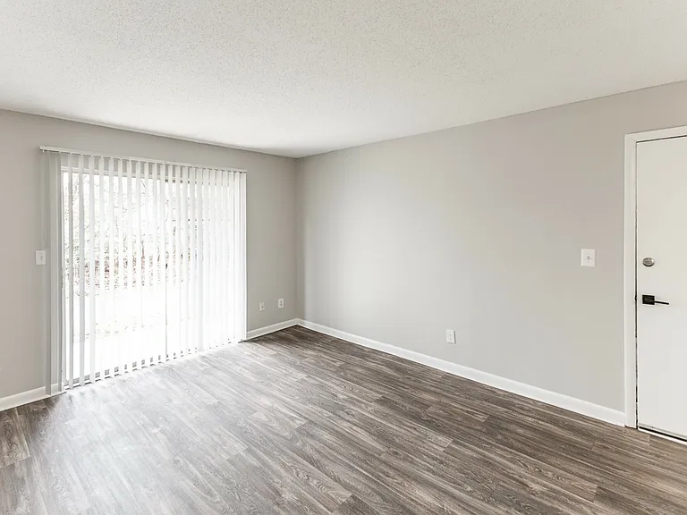 Silverstone Apartments — Photo 17