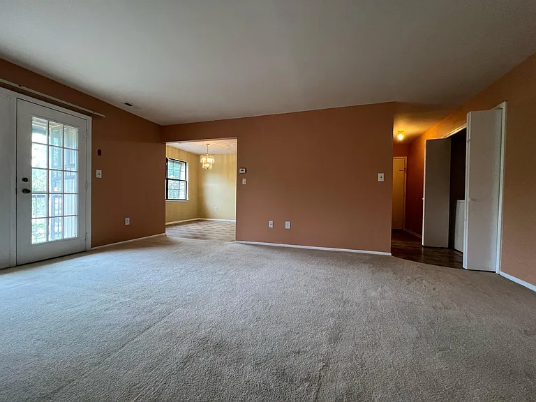 1811 Green Hollow Dr — Photo 12