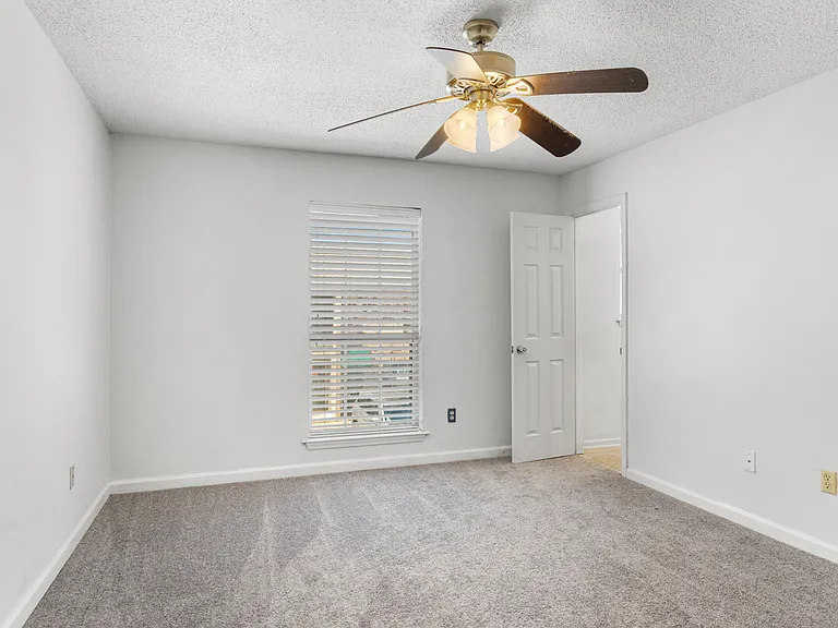 4624 Parkoaks Dr — Photo 2
