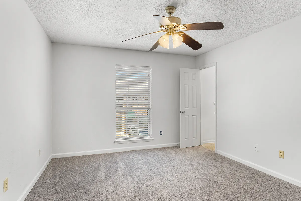 Building Photo - 4624 Parkoaks Dr