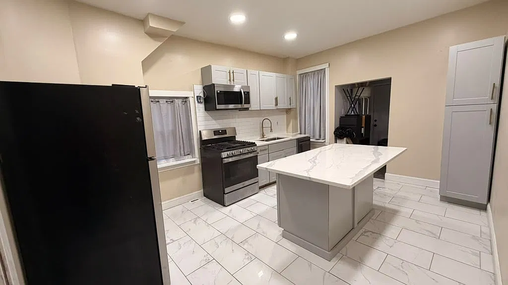 4 bed, 1300 sqft, $2,595 — Photo 2
