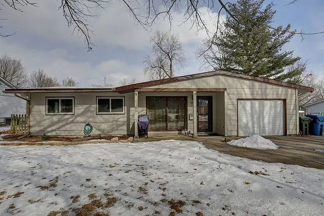 1902 E Country Squire Dr photo 1