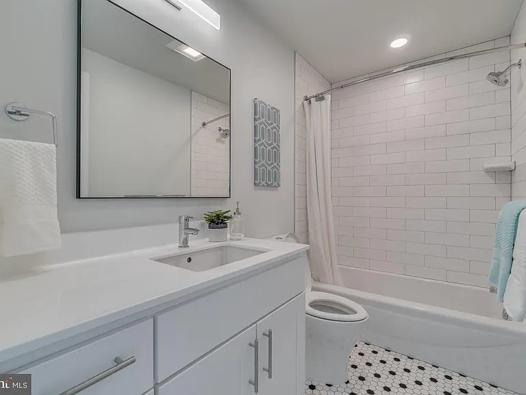 2205 40th Pl NW #1 — Photo 3