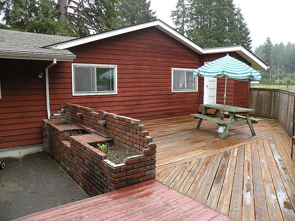 Brick BBQ with Private Deck & Patio