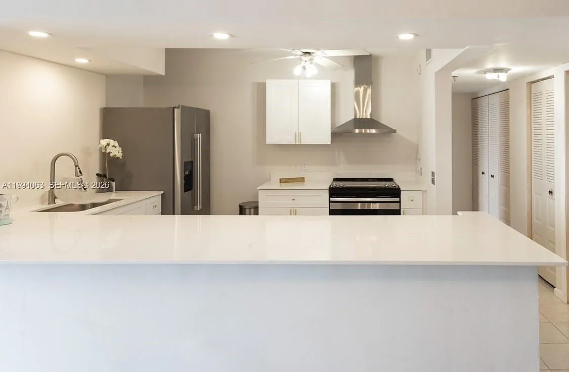 Building Photo - 105 Lake Emerald Dr #708