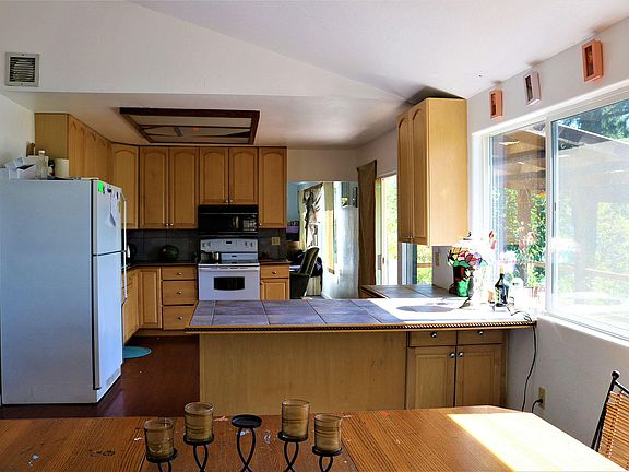 5th image of 260 Highland Ave