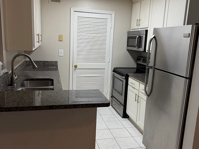 319 Granville Ct #319 — Photo 15