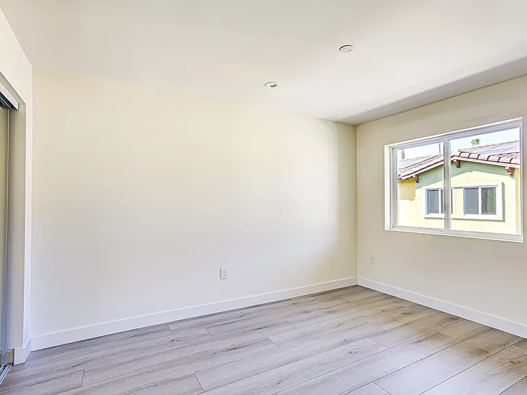 1012 S Mollison Ave — Photo 15