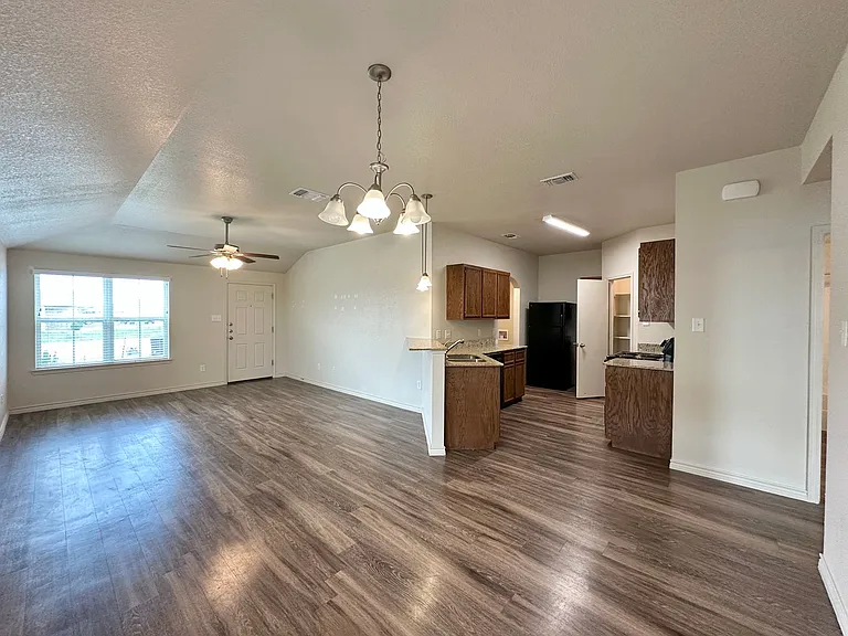 906 Childress Dr — Photo 6