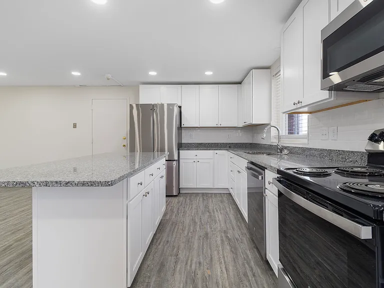Parkway Apartments — Photo 52