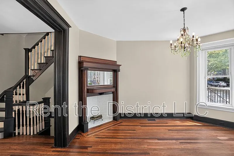 6 bed, 4.5 bath, 2689 sqft, $7,595 — Photo 3