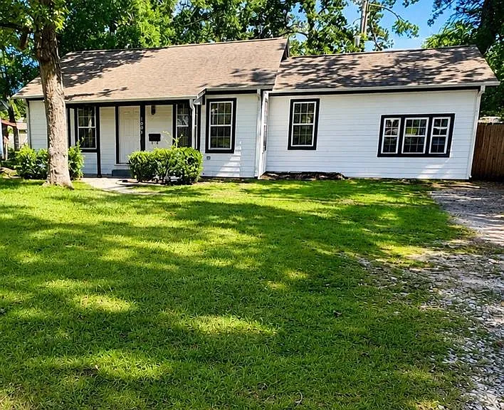 1007 Cowan Ave — Photo 1