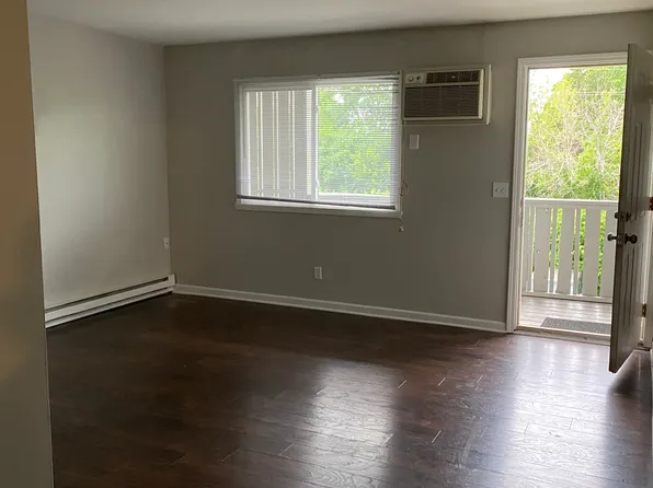 114 Harbor Dr APT 2B, Oswego, IL 60543