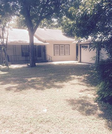 3rd image of 227 W Sayers Ave