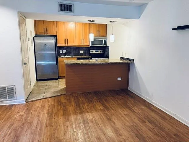 1 bed, 1.0 bath, 576 sqft, $1,225 — Photo 3