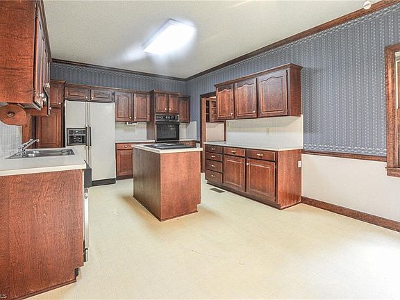 5th image of 186 Miriam Dr