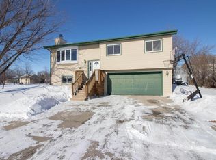 2132 Meadow Ridge Ct, West Fargo, ND 58078