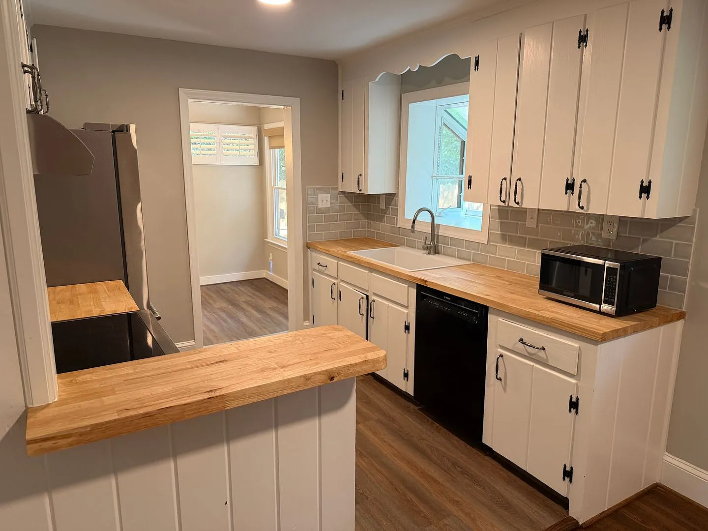 Beautiful Three Bedroom Home in Amity Gardens! — Photo 4