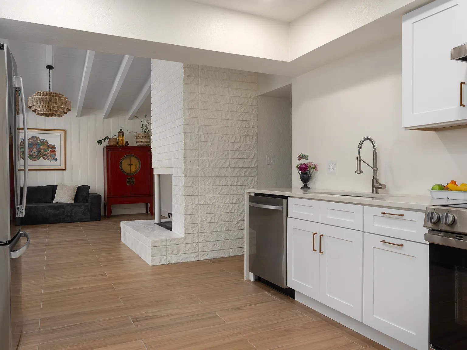 4 bed, 2739 sqft, $5,300 — Photo 2