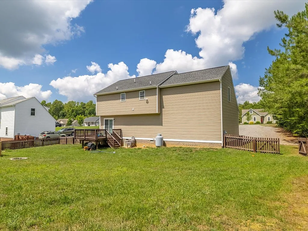 3 bed, 1877 sqft, $2,700 — Photo 3