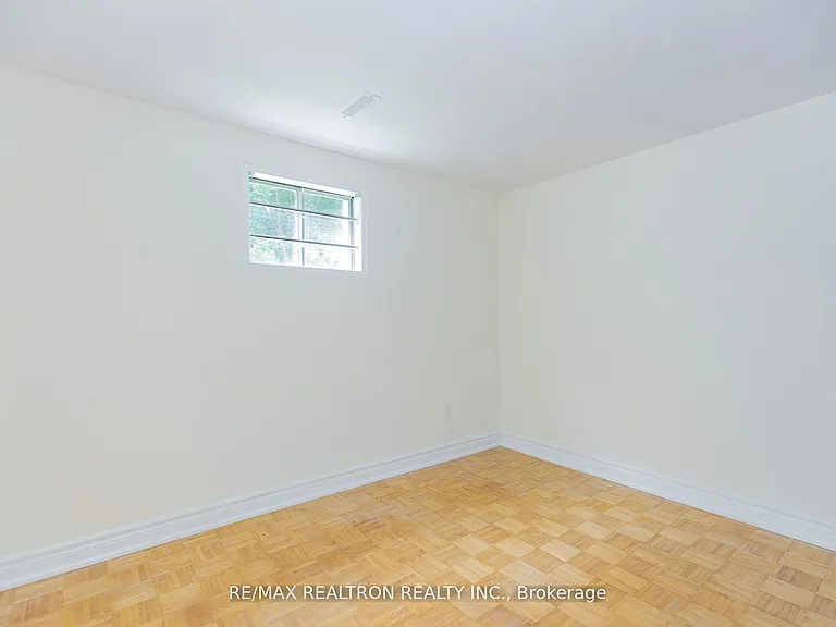 129 Sexton Cres #LOWER — Photo 9