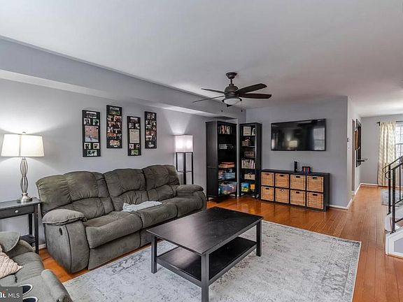 5th image of 19 Golden Hill Ct