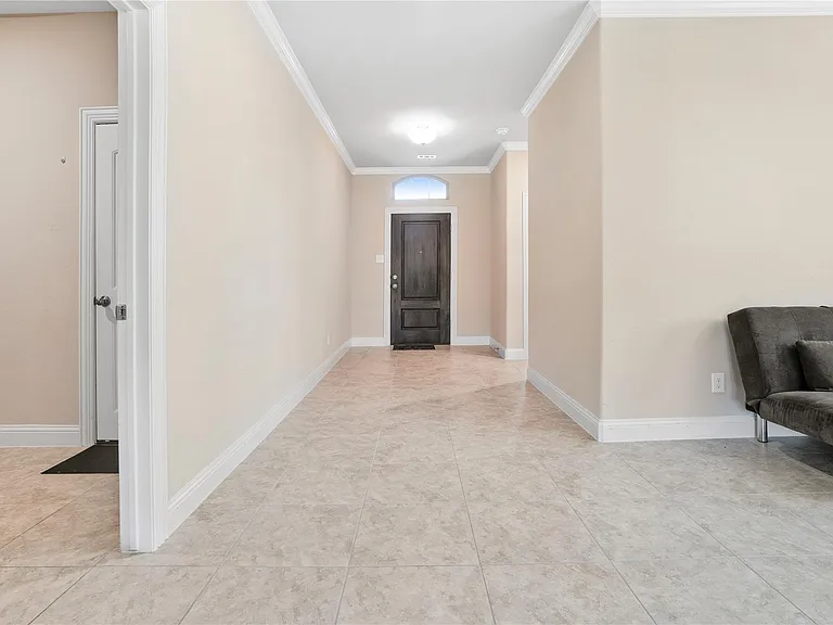 276 Goliad Trl — Photo 2