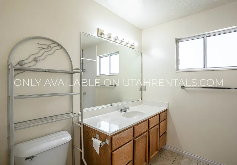 166 N 400 W #21 — Photo 11