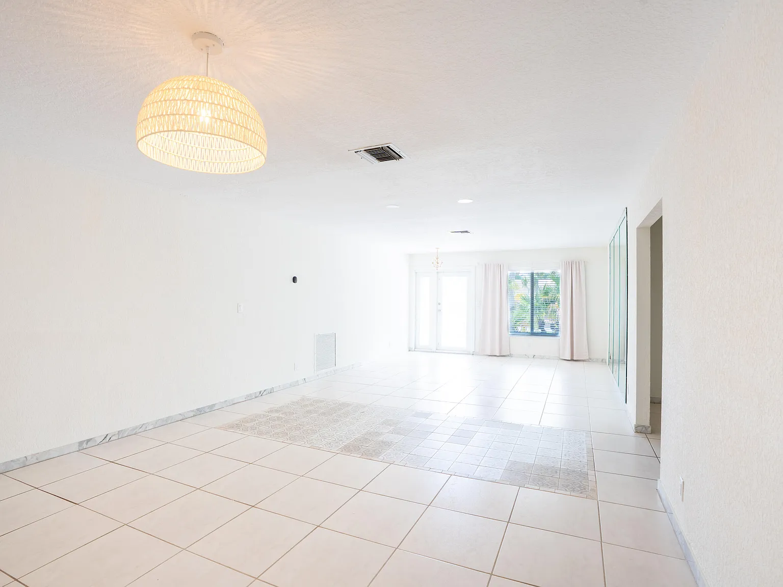 4 bed, 3.0 bath, 2663 sqft, $5,000 — Photo 4