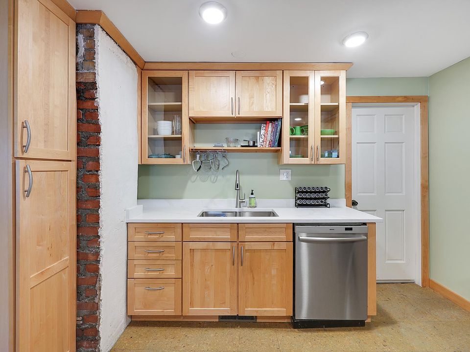 1st image of 210 W 43rd St