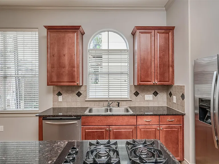 315 Sandman St — Photo 34