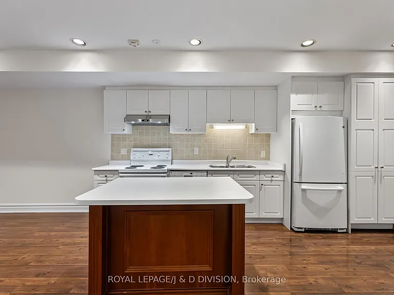 8 Huntley St — Photo 40