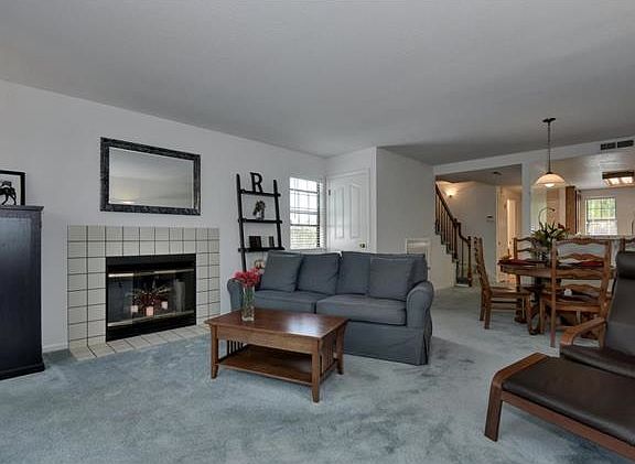 3rd image of 326 W Sunnyoaks Ave