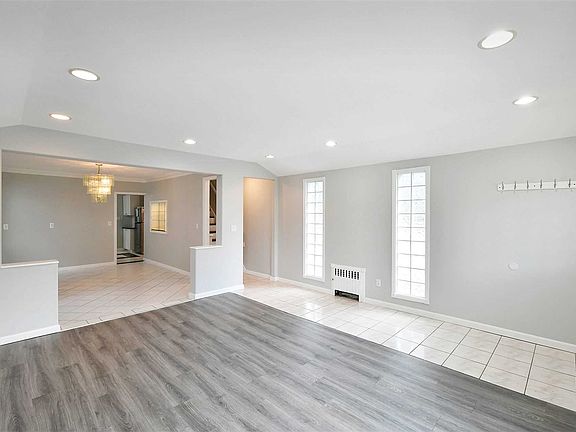 3rd image of 979 Kings Pkwy