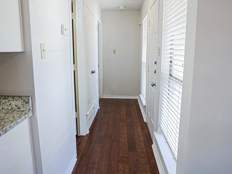 1302 Crescent St — Photo 32