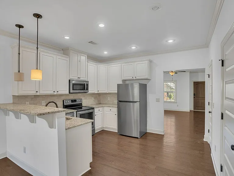 999 Starr Ct — Photo 2