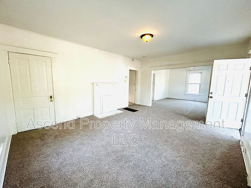 2 bed, 1.0 bath, $895 — Photo 2