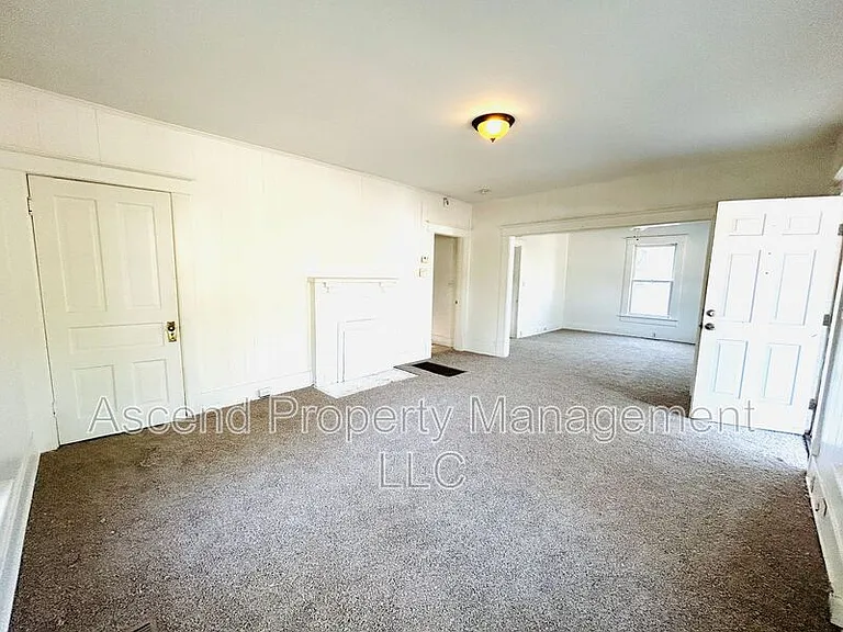 1006 Rockway Dr — Photo 2