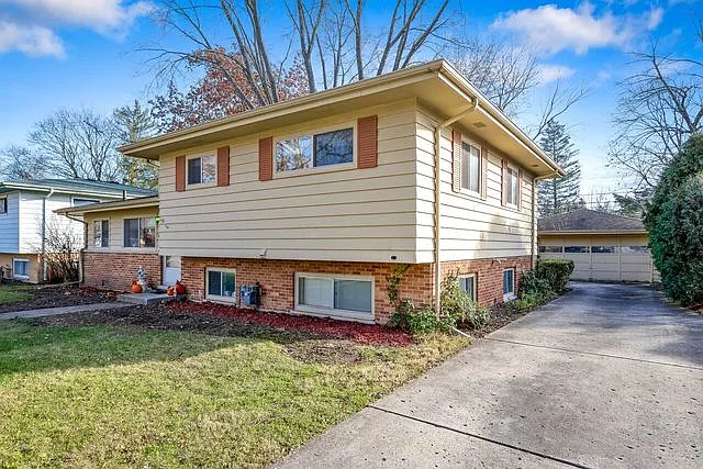 613 Lisa Rd photo 1