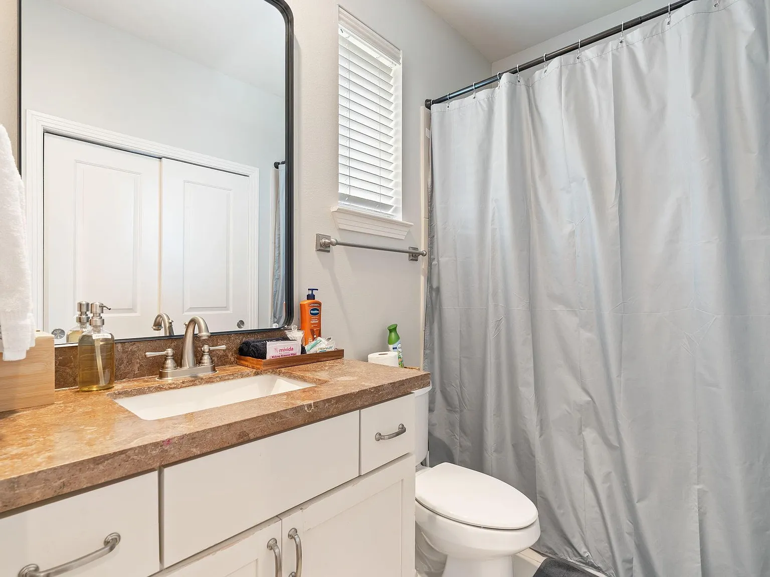 3 bed, 2.5 bath, 2374 sqft, $3,700 — Photo 4