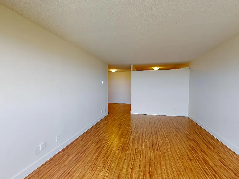 2470 Southvale Cres — Photo 92