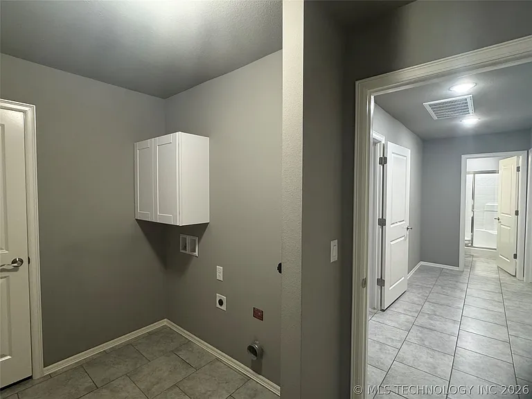 7413 S Hemlock Ave — Photo 18