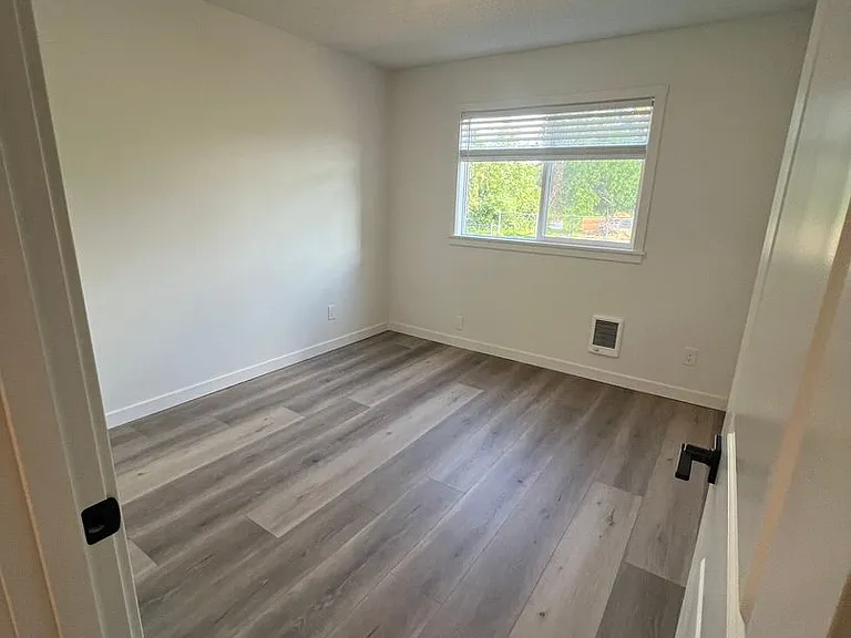 Newly Remodeled Kennedy Park Apartments! — Photo 20
